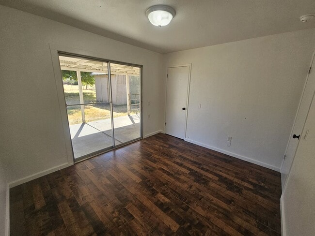 Building Photo - 2 Bedroom 1 Bathroom Home for Rent in Corning!