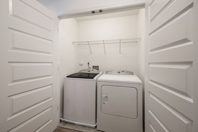 Building Photo - 3 Bedroom Corner Townhome!!! Available Early-Mid April****