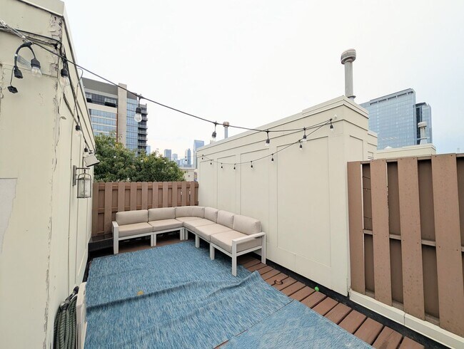 Building Photo - Stunning rehabbed 3-Bedroom Townhome in Fulton Market / West Loop
