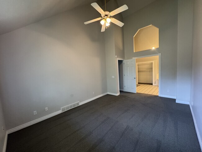 Building Photo - 340 Rainbow Ln