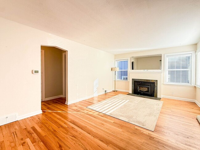 Building Photo - Beautiful Home in Convenient Northgate Location