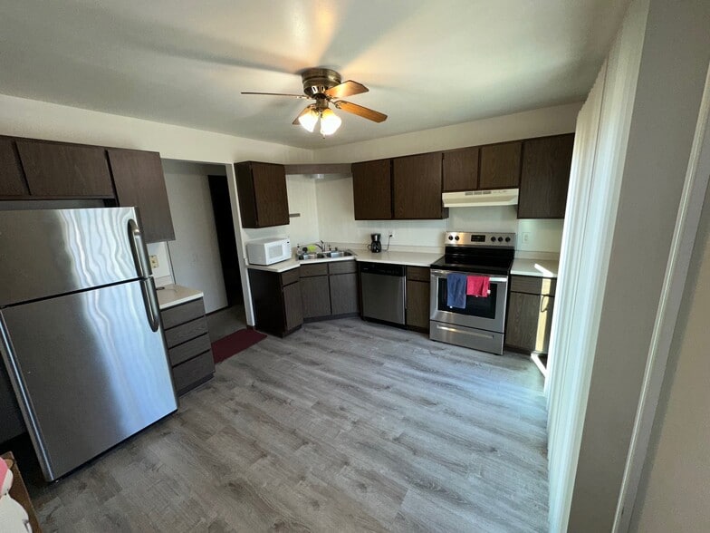 Large Kitchen - 305 Knightsbridge Rd