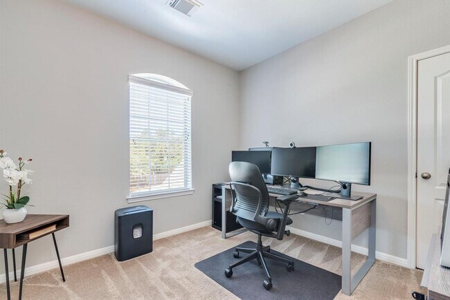 Building Photo - 1604 Hughes Dr