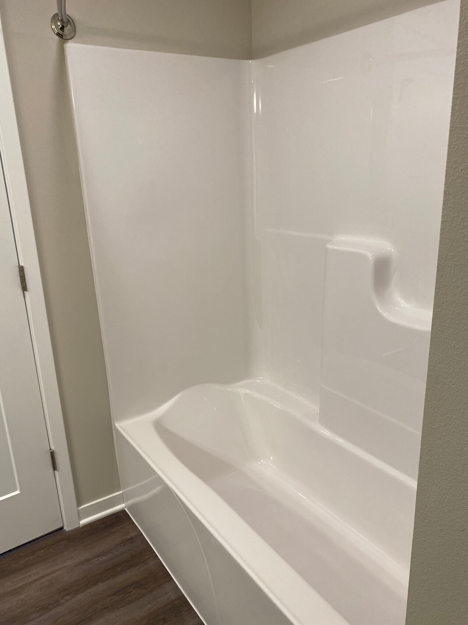 Shared bathroom tub. - 4856 Lacy Rd