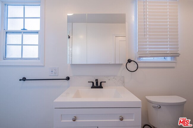 Building Photo - 108 N Broadway