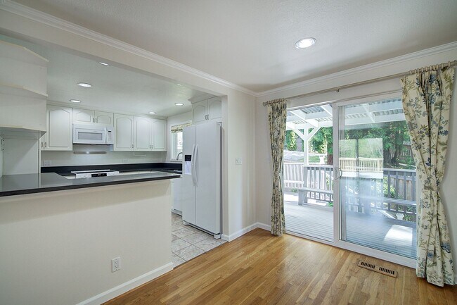 Building Photo - 5Bd/2.25Ba Kirkland Home