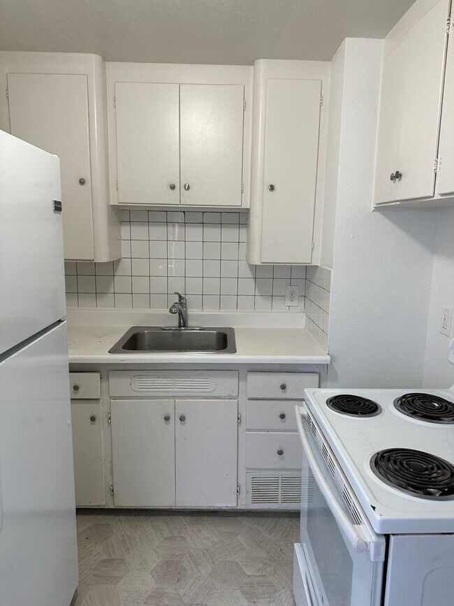 Building Photo - 3 Bed 1 Bath Shadle Park Home - Large Garage