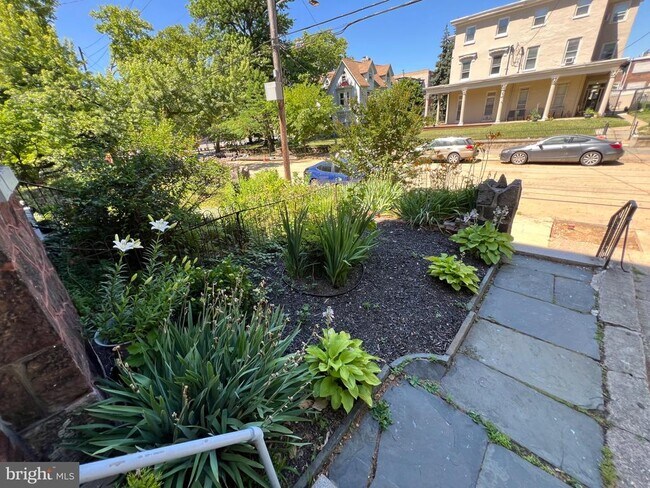 Building Photo - 521 S 41st St
