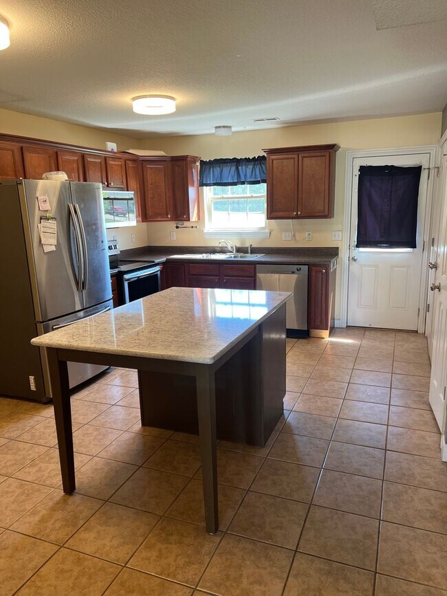 Building Photo - 4 bedroom, 2 bathroom, car garage townhouse