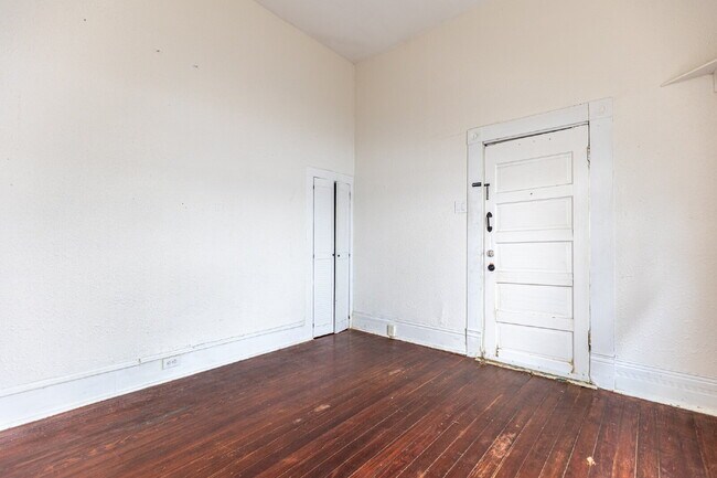 Building Photo - 426 W Woodlawn Ave