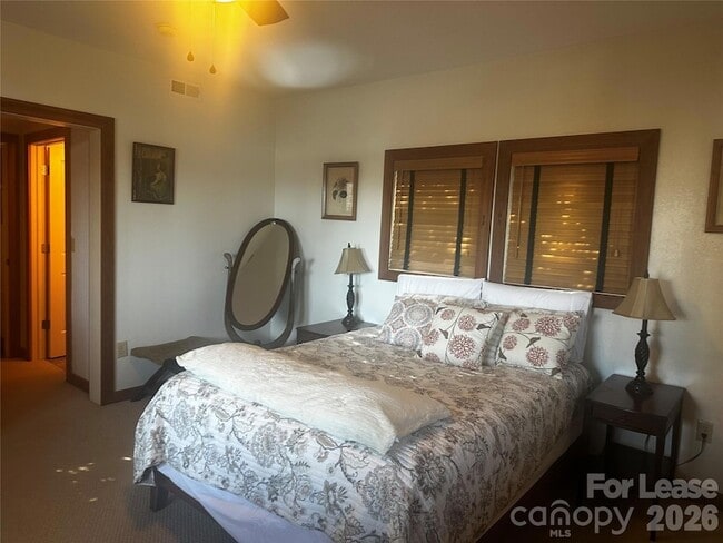 Building Photo - 300 Creekside Wy