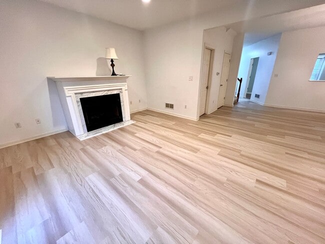 Building Photo - Beautiful Townhome - 3 bedroom 2.5 bath - Must see!