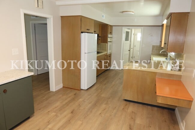 Building Photo - 2 bedrooms, 1 bath, Large 2 car garage & carport