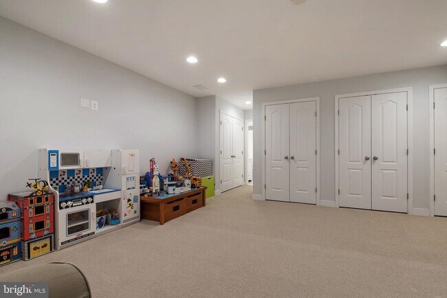 Building Photo - 132A Pineview Ave