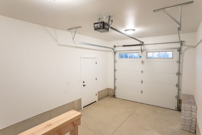 Building Photo - Brand new 3 bedroom 2 bath Sutherlin duplex