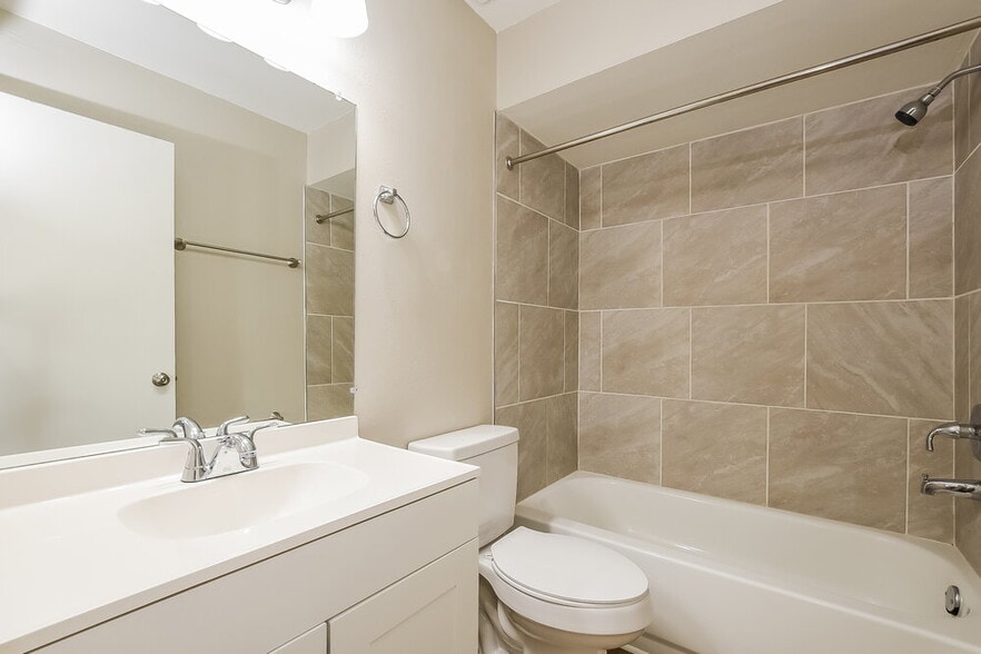 Building Photo - 3544 Lake Eleanor Dr