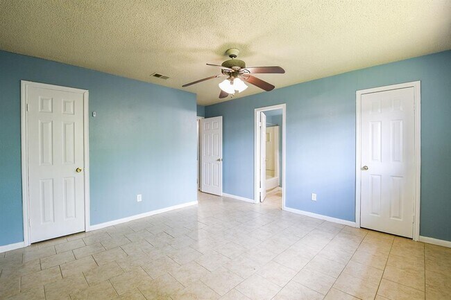 Building Photo - 8714 Valley Song Dr