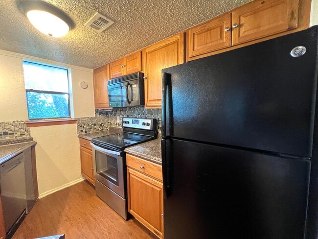 Building Photo - 2 Bedroom 2 Bath Condo Home for rent near Downtown Austin, Top Floor with Balcony, Gated Community