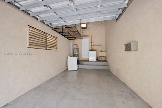 Building Photo - 829 Medina Ave
