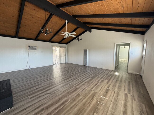 Building Photo - 5034 N Acacia Ave