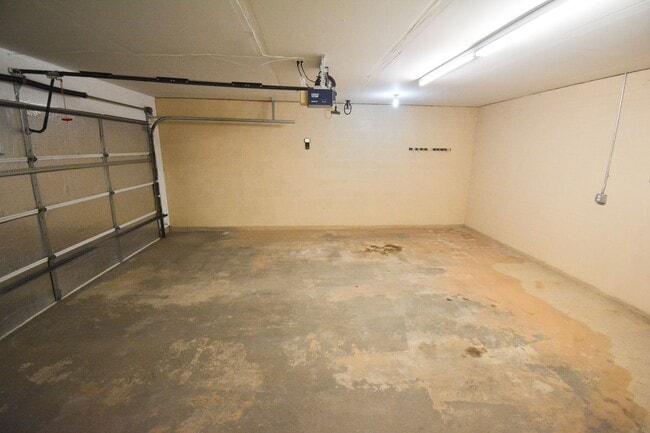 Building Photo - Spacious 3 Bed, 2 Bath Townhome with Attached Garage Available Now