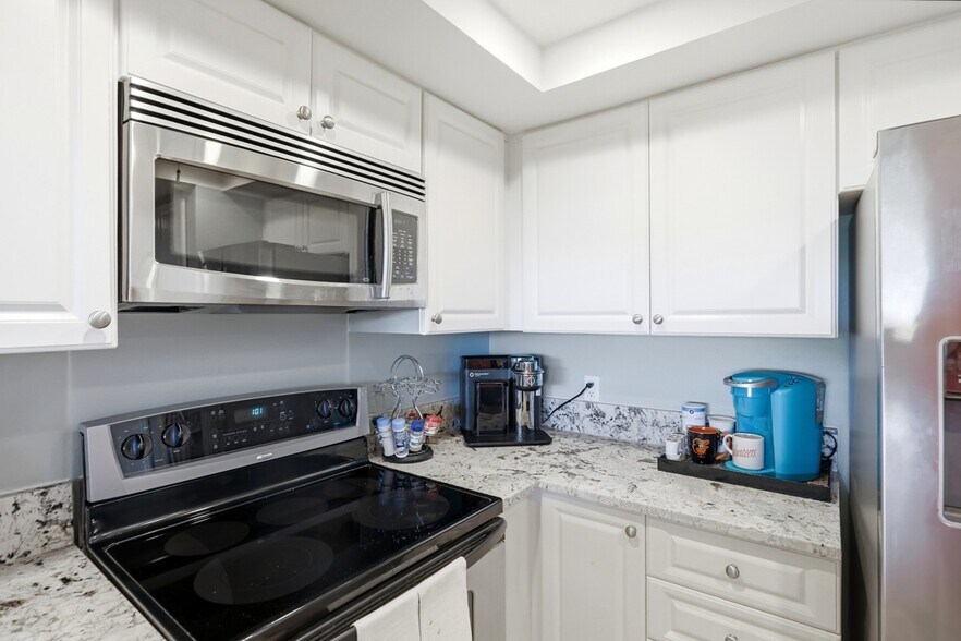 Building Photo - 835 S Osprey Ave
