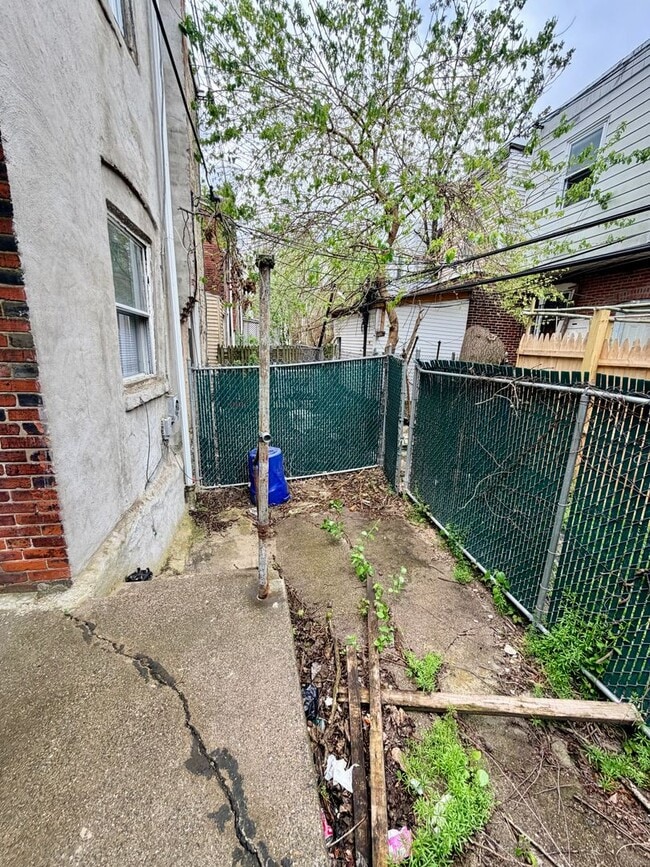 Building Photo - Rare 5-Bedroom Gem in Kingsessing