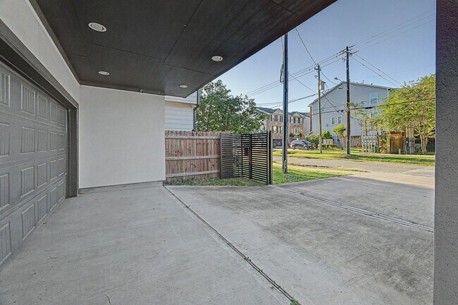 Building Photo - 1226 W 26th St