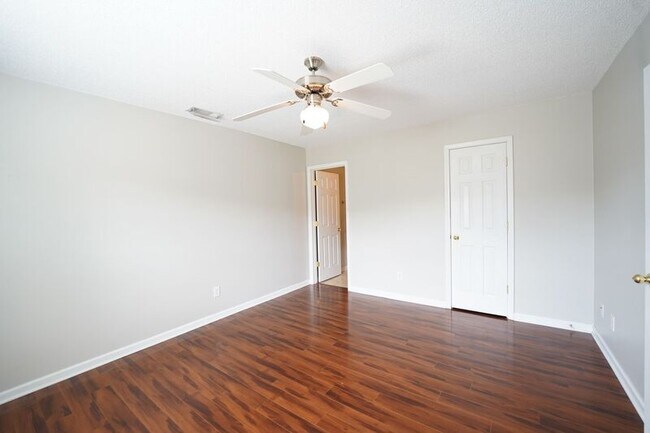 Building Photo - 134 Mustang Dr