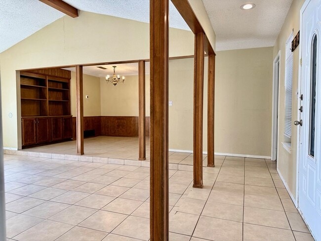 Building Photo - 3 Bedroom, 2 Bath Rental