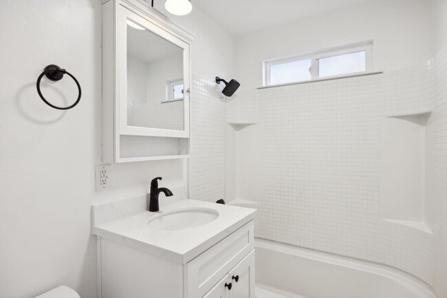 Building Photo - Creston Dr. Duplex