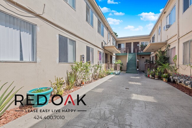 Building Photo - Charming One Bedroom Walk-Up Featuring Gor...