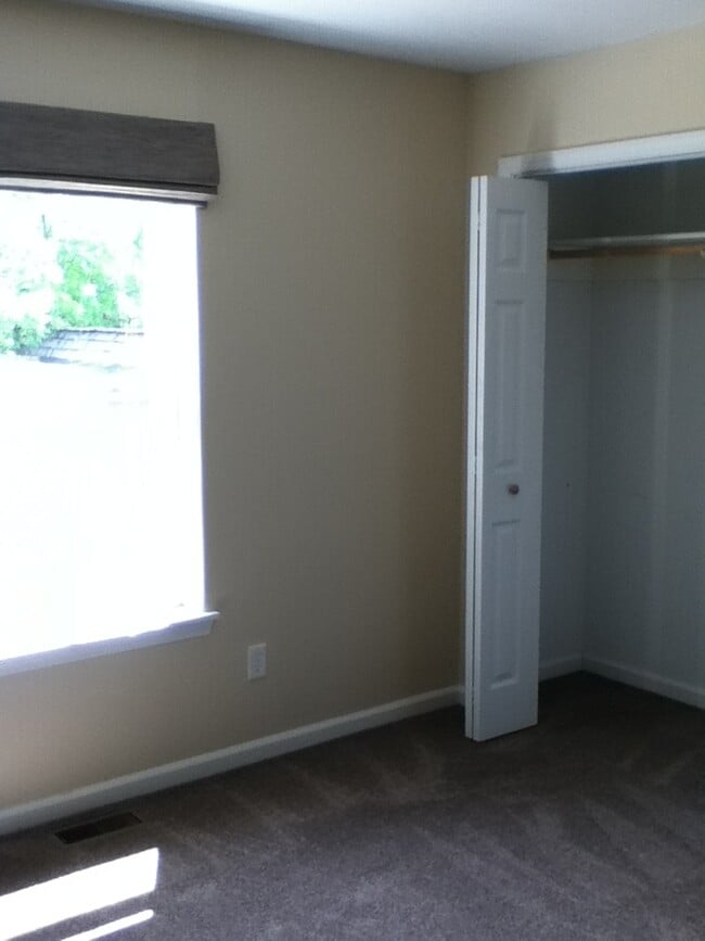 Building Photo - 4 Bedroom 2 Bathroom House - Close to MSU Campus