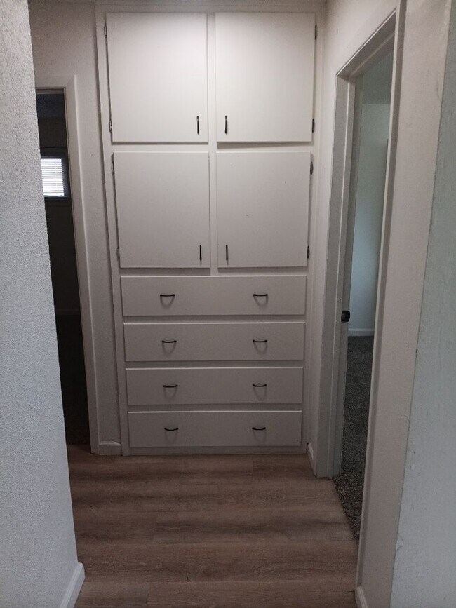 Building Photo - Charming 2-bedroom, 1-bathroom! Showings available NOW!