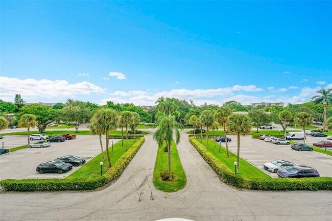 Building Photo - 3150 N Palm Aire Dr