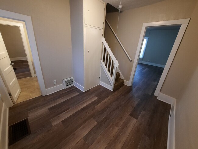 Building Photo - 3 Bedroom, 1 Bathroom Home with additional office/den space and fenced yard!