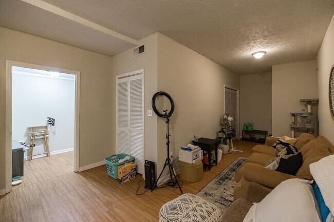 Building Photo - Awesome 5-Points corner Condo!