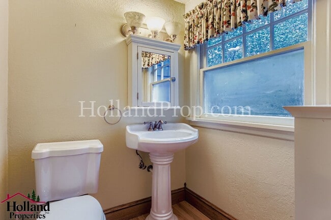 Building Photo - Spacious 3-Bedroom Hillsboro Home with Spa...