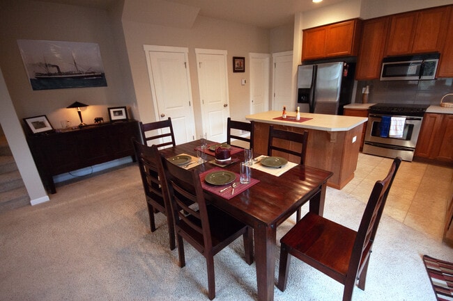 Building Photo - 1635 N Cirque Ln