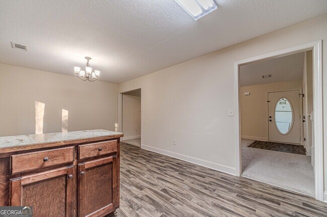 Building Photo - 583 Embassy Walk