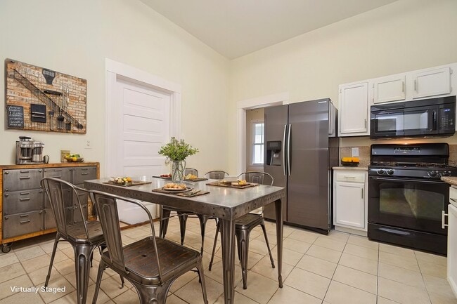 Building Photo - 1707 Sabine St