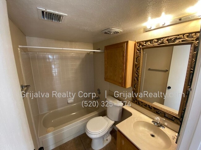 Building Photo - 3 Bedroom, 2 Bath Townhouse For Rent  (Los...