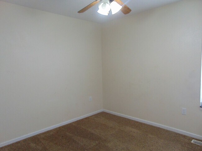 Building Photo - 1709 N Lakewood Dr