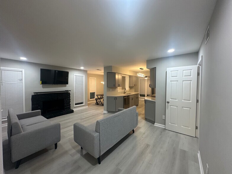 Primary Photo - Room in Condo on Roberts Dr