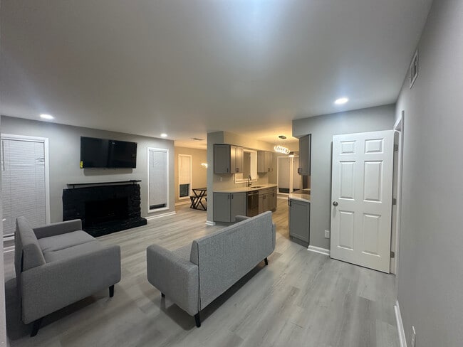 Building Photo - 9400 Roberts Dr