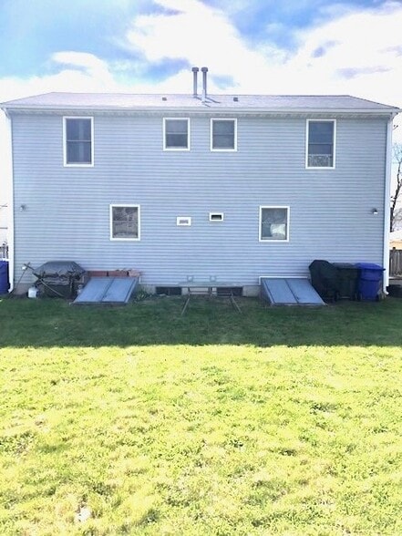 Building Photo - 60 Ivy St