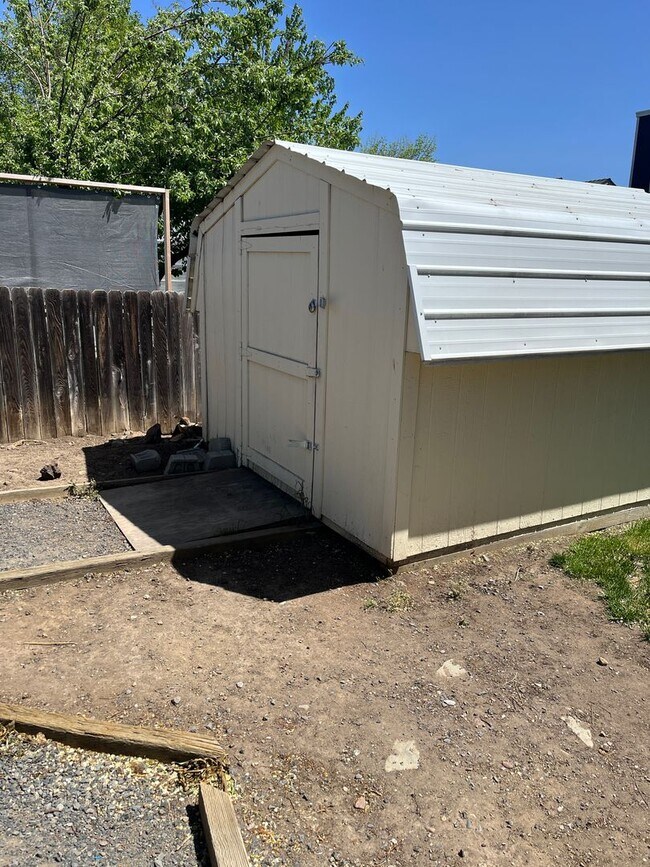 Building Photo - Beautiful 4 bedroom 2 bathroom single family house with Fenced backyard and 3 car garage