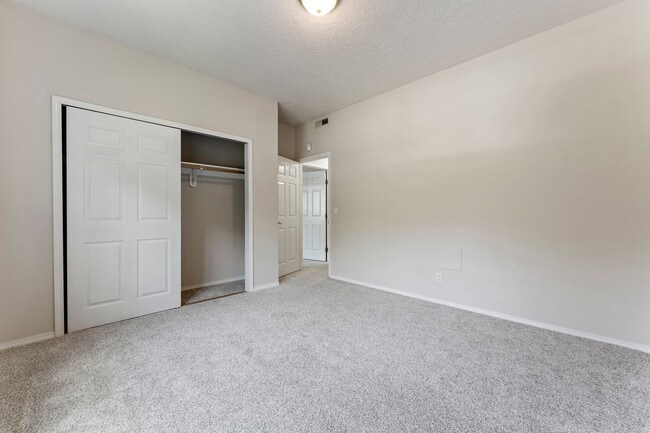 Building Photo - 3-bedroom 2 bath condo with a balcony in s...