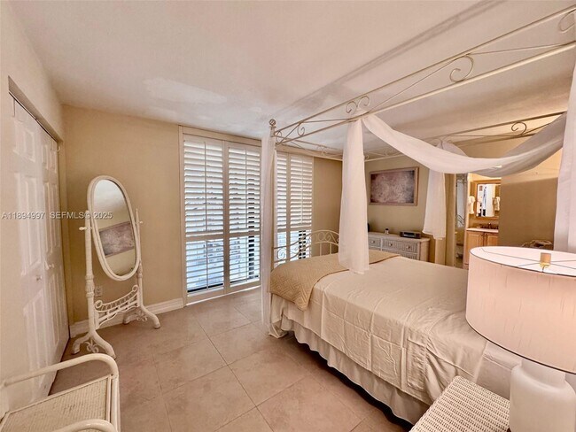 Building Photo - 6061 Collins Ave