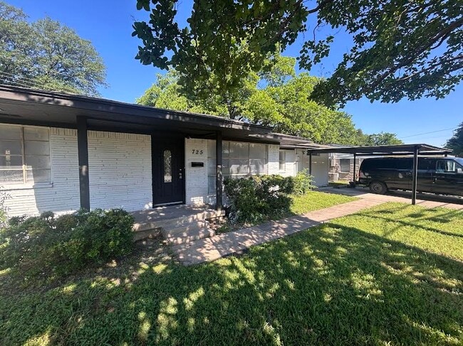 Building Photo - 725 Irby Ln